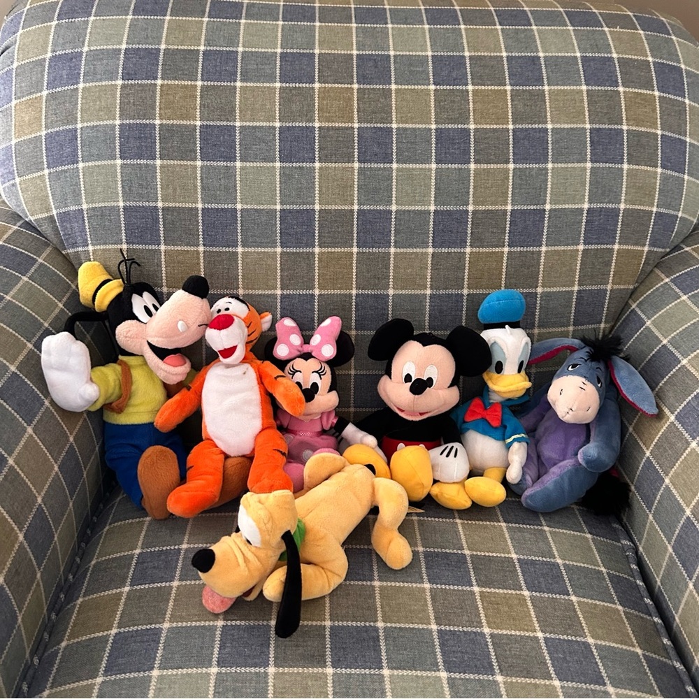 Disney Plush Lot of 7 Mickey Minnie Mouse Pluto Goofy Eeyore Donald Tigger